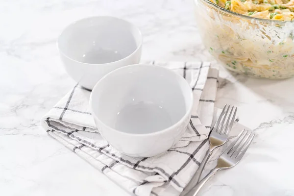Servindo Salada Macarrão Com Frango Tigelas Cerâmica Branca — Fotografia de Stock