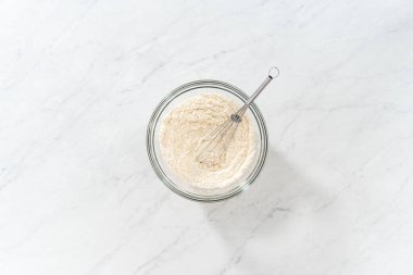 Düz yatıyordu. Kuru malzemelerle bardaktaki çırpıcıyı karıştırıp limonlu yaban mersinli kek yapıyorum..