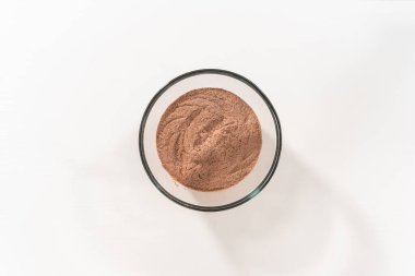 Düz yatıyordu. Ev yapımı sıcak çikolata karışımı yapmak için karışımı büyük bir bardakta karıştırıyorum..