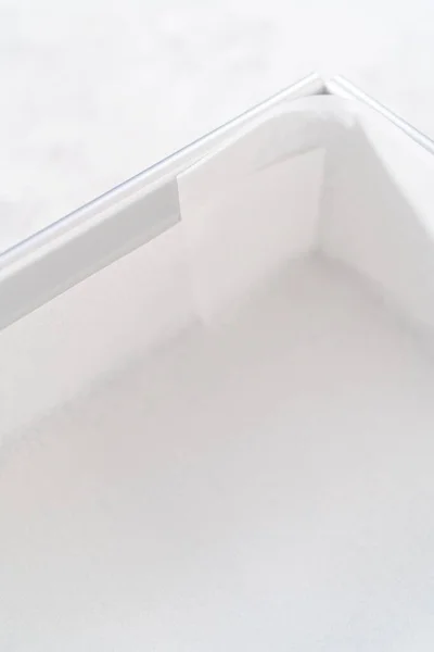 Auskleidung Quadratischen Käsekuchenform Mit Pergamentpapier Blatt Eierlikör Fudge Zubereiten — Stockfoto