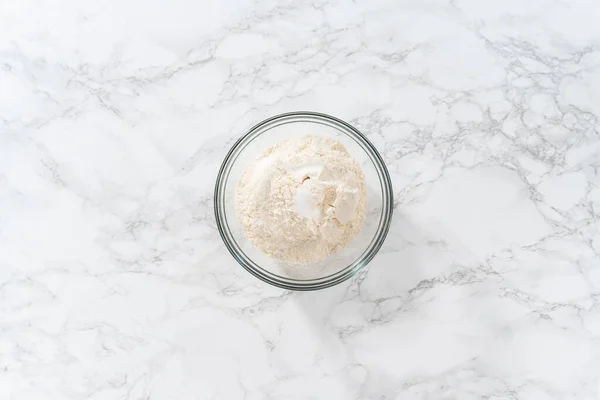 Blanda Torra Ingredienser Med Handvisp Stor Glasskål För Att Baka — Stockfoto