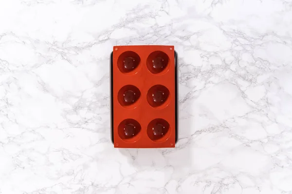 Riempimento Stampi Cioccolato Silicone Con Cioccolato Rosa Fuso Preparare Bombe — Foto Stock