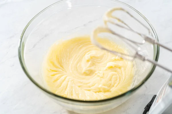 Mieszanie Mokrych Składników Dużej Szklanej Misce Mieszania Pieczenia Cytrynowego Ciasta — Zdjęcie stockowe