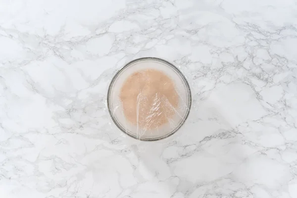 Aktywacja Suchych Drożdży Szklanej Misce Wypieku Mini Wielkanocnego Chleba Kulich — Zdjęcie stockowe