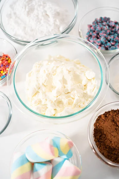 Measured Ingredients Glass Mixing Bowls Make Unicorn Hot Chocolate Mix — Stock Photo, Image
