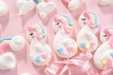 Gurme tek boynuzlu at teması pembe arka planda patlıyor..