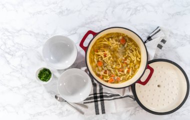 Düz yatıyordu. Beyaz seramik çorba kaselerinde kluski şehriyeli tavuk çorbası servis ediyorum..