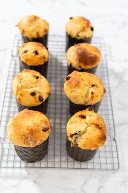 Mutfak tezgahında yeni pişmiş mini Paskalya ekmeği kulich..