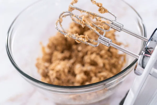 Misturando Ingredientes Uma Tigela Mistura Vidro Grande Para Assar Biscoitos — Fotografia de Stock
