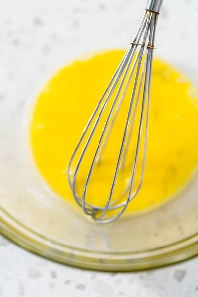 Whisking Vejce Aby Vajíčko Mytí Pro Sladké Třešně Empanadas — Stock fotografie