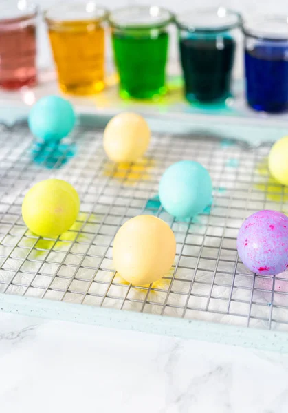 Pisanka Kolorowanki Barwnik Białe Jaja Organiczne Różnych Kolorach Wielkanoc — Zdjęcie stockowe