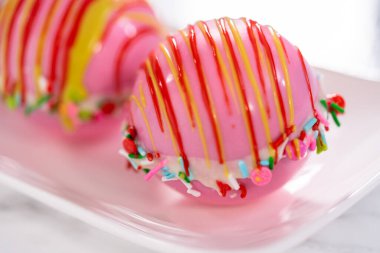 Noel sıcak çikolata bombaları beyaz tabakta.