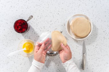 Düz yatıyordu. Börek hamurunu vişneli turtayla doldurup tavada vişneli börek yapıyorum..