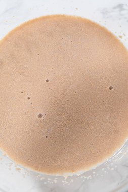 Mini Paskalya ekmeği pişirmek için bardaktaki kuru mayayı aktifleştiriyorum..