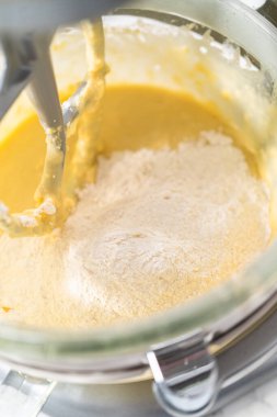 Mini Paskalya ekmeği pişirmek için mutfak mikseri malzemelerini karıştırıyorum..