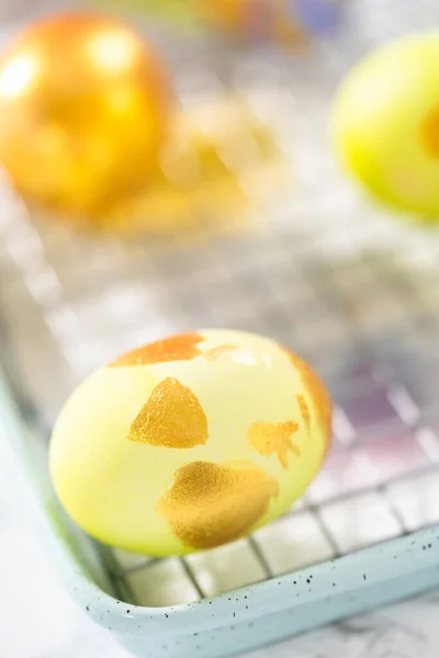 Ostereierfärbung Ostereier Mit Goldglanz Bemalen — Stockfoto