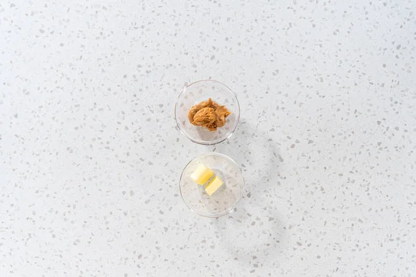 Deitado Ingredientes Medidos Tigelas Mistura Vidro Para Fazer Chocolate Manteiga — Fotografia de Stock