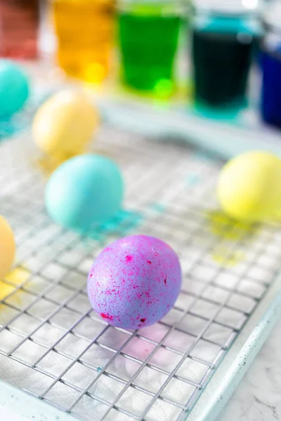 Ostereierfärbung Weiße Bio Eier Ostern Verschiedenen Farben Färben — Stockfoto