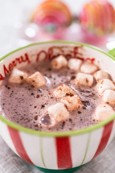 Preparando Bombas Chocolate Quente Natal Com Leite Quente Uma Caneca — Fotografia de Stock