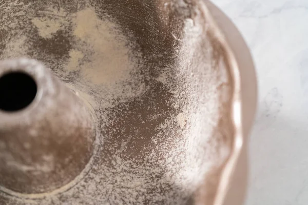 Greasing Metalen Bundt Cake Pan Met Plantaardige Verkorting Bloem Citroen — Stockfoto