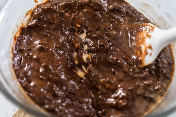Derretir Las Chispas Chocolate Otros Ingredientes Recipiente Mezcla Vidrio Sobre — Foto de Stock