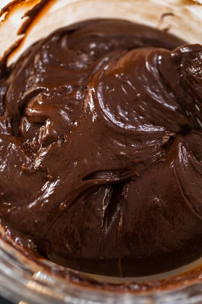 초콜릿 재료들을 유리그릇에 초콜릿 땅콩버터 거품을 만든다 — 스톡 사진