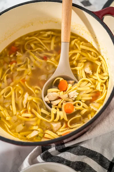 Serveren Kip Noodle Soep Met Kluski Noedels Witte Keramische Soepkommen — Stockfoto