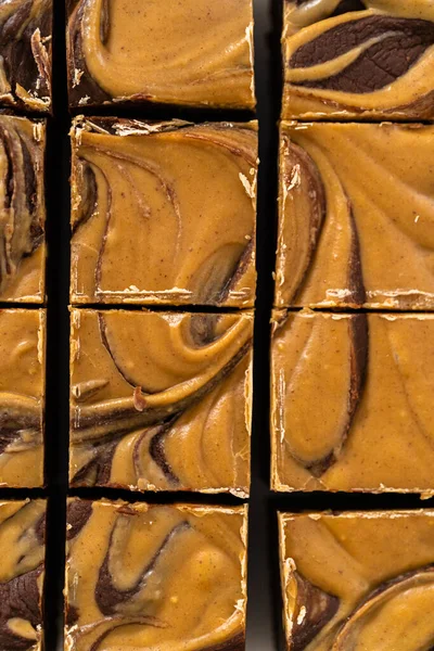 Разрезание Шоколадной Помадки Арахисовым Маслом Мелкие Кусочки Белой Разделочной Доске — стоковое фото