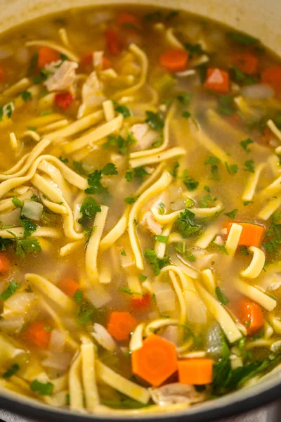 Serveren Kip Noodle Soep Met Kluski Noedels Witte Keramische Soepkommen — Stockfoto