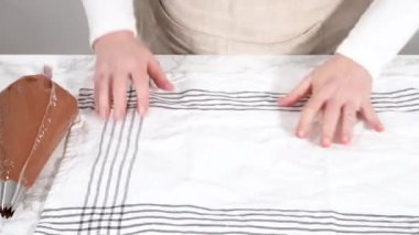 Zaman aşımı. Çikolatalı keklerin üstüne çikolata ganache kreması dökerek..