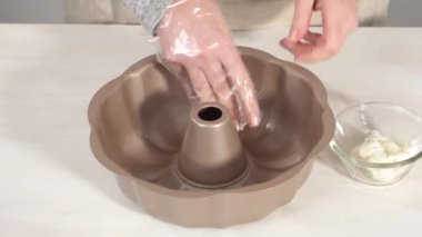 Zaman aşımı. Adım adım. Çikolatalı kek pişirmek için yağlı metal kek tepsisi..