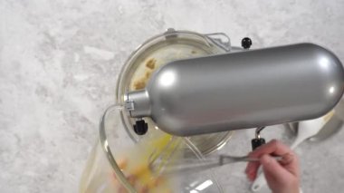 Zaman aşımı. Düz yatıyordu. Tek boynuzlu at çikolatalı kurabiyeleri hazırlamak için mutfak mikserindeki malzemeleri karıştırıyorum..