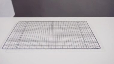 Mutfakta yeni pişmiş hindistan cevizli kurabiyeler kurutuluyor..