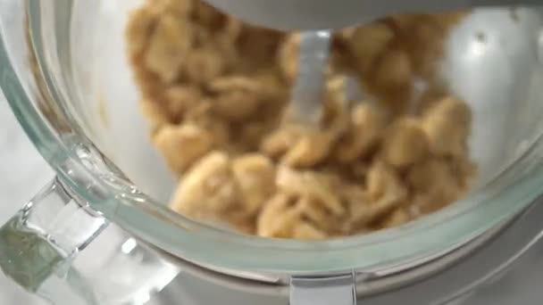 Zutaten Stehenden Küchenmixer Mischen Einhorn Schokolade Chip Kekse Zuzubereiten — Stockvideo