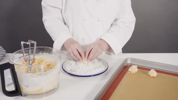 Kupowanie Ciasta Ciasteczkowego Blasze Pieczenia Ciasteczek Kokosowych — Wideo stockowe