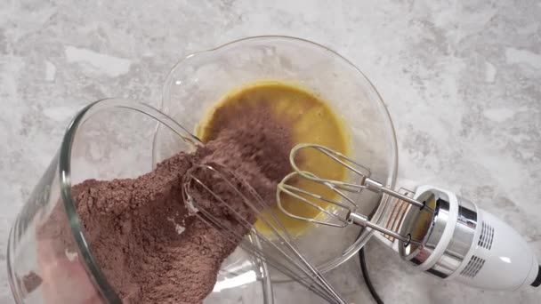 Deitado Misturando Ingredientes Para Assar Cupcakes Chocolate Unicórnio Arco Íris — Vídeo de Stock