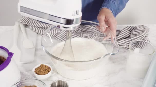 Крок Кроком Готуємо Домашнє Шоколадне Морозиво Ручному Мікшері Кухні — стокове відео