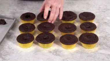 Çikolatalı kekleri çikolatalı ganache ile dolduruyorum..