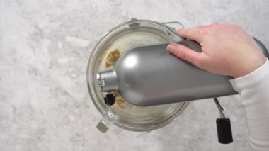 Düz yatıyordu. Tek boynuzlu at çikolatalı kurabiyeleri hazırlamak için mutfak mikserindeki malzemeleri karıştırıyorum..