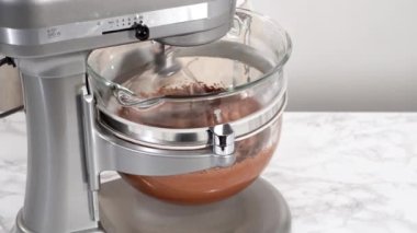 Elektrikli mutfak mikseriyle çikolatalı ganache çırpmak..