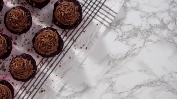 Acostado Envasar Cupcakes Chocolate Con Glaseado Ganache Chocolate Una Caja — Vídeos de Stock