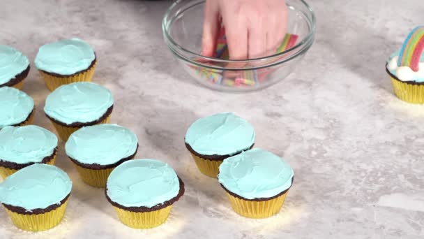 Decoração Cupcakes Chocolate Com Cobertura Creme Manteiga Doces Arco Íris — Vídeo de Stock