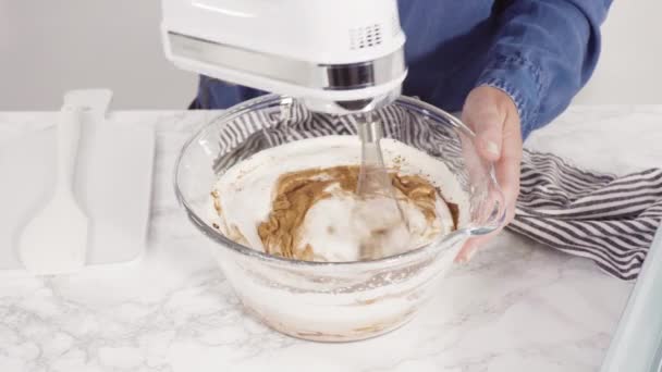 Krok Kroku Przygotowanie Domowych Lodów Czekoladowych Ręcznym Mikserze Kuchennym — Wideo stockowe