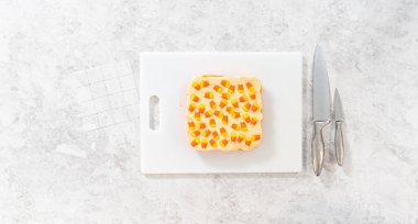 Düz yatıyordu. Küçük parçalar kesmek için kağıt şablonu kullanarak mısır şekeri toplamak.