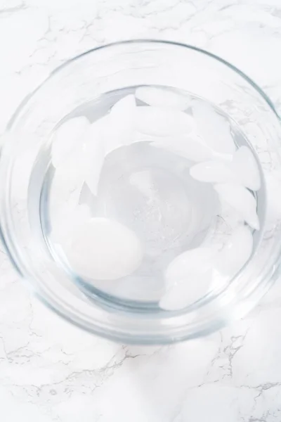 Chlazení Tvrdých Vařených Vajec Skleněné Misce Studenou Vodou Kostkami Ledu — Stock fotografie