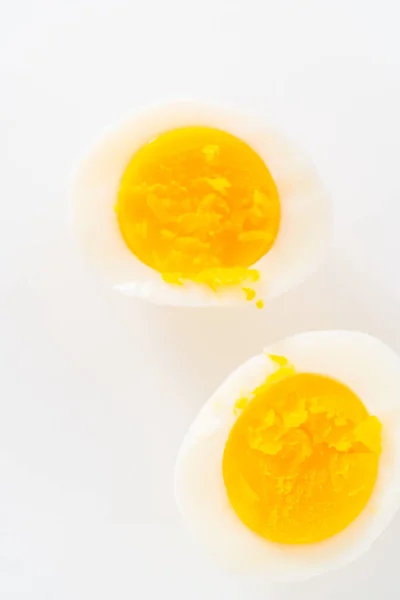 Beyaz Bir Kesme Tahtasında Haşlanmış Yumurta Dilimlemek — Stok fotoğraf