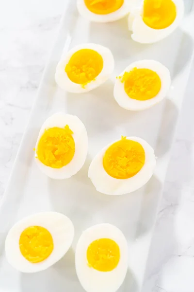 Hartgekochte Eier Scheiben Geschnitten Auf Einem Weißen Servierteller — Stockfoto