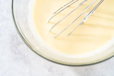 Fünyeli kek pişirmek için karıştırma kabındaki malzemeleri karıştırıyorum..