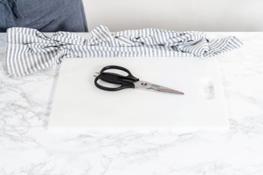 Düz yatıyordu. Sarımsaklı ıstakoz kuyruğu yapmak için çiğ ıstakoz kuyruğu hazırlıyorum..