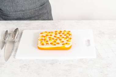 Küçük parçalar kesmek için kağıt şablonu kullanarak mısır şekeri toplamak.